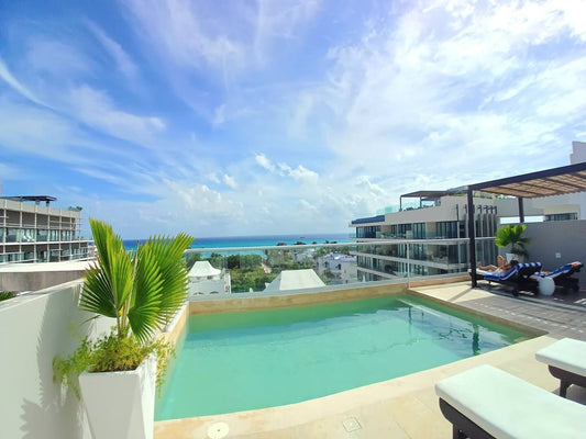 una piscina al aire libre en menesse on the beach playa del carmen