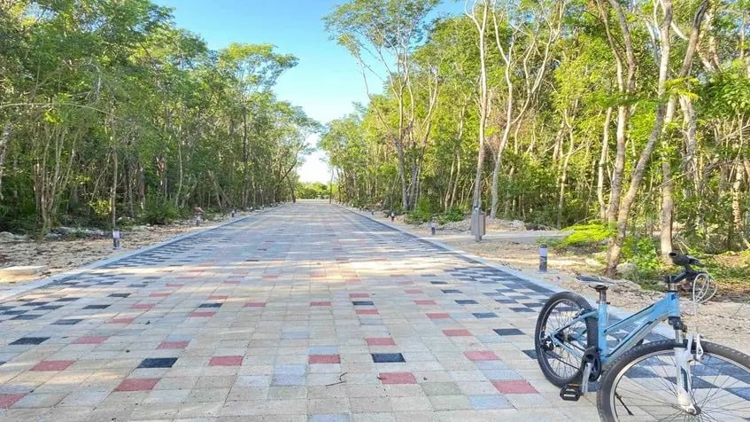 un parque con un andador de bicicletas en contoy mayakoba playa del carmen