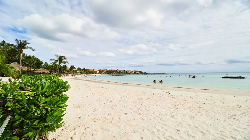 una playa con palapas en marina mia puerto aventuras