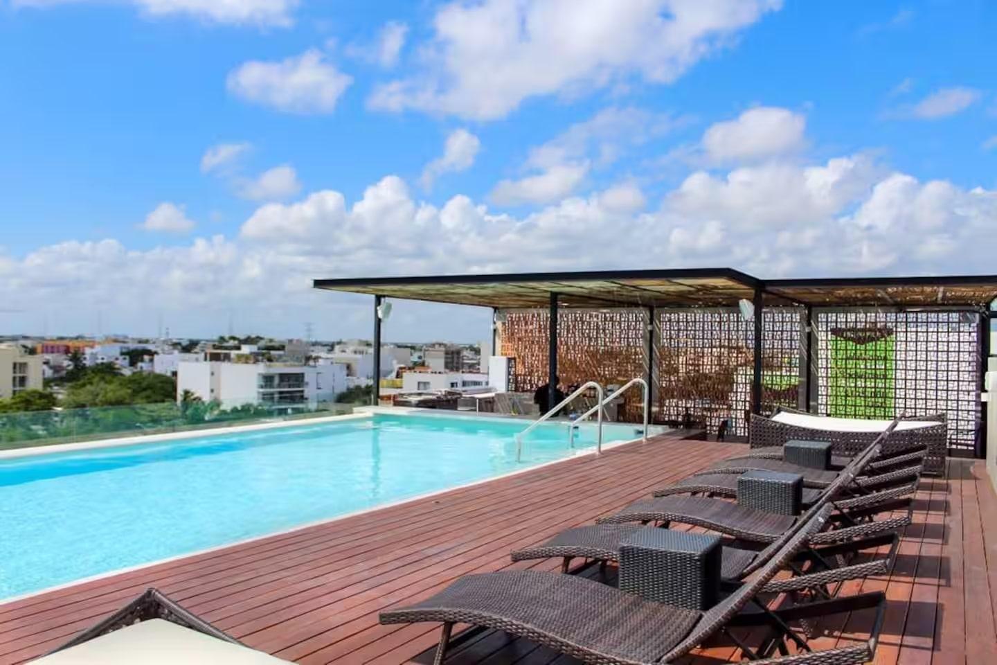 una piscina refrescante en macondo 5ta avenida playa del carmen