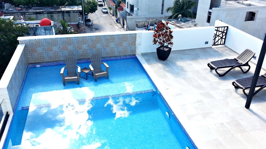 una alberca con vista a la ciudad en mendaya suites playa del carmen