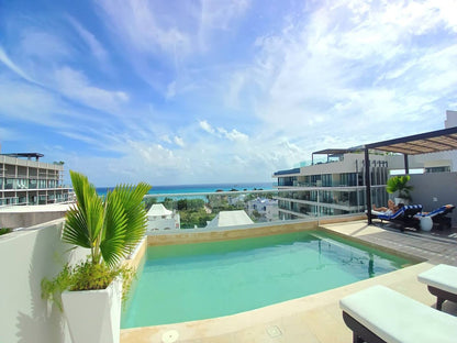 una piscina al aire libre en menesse on the beach playa del carmen