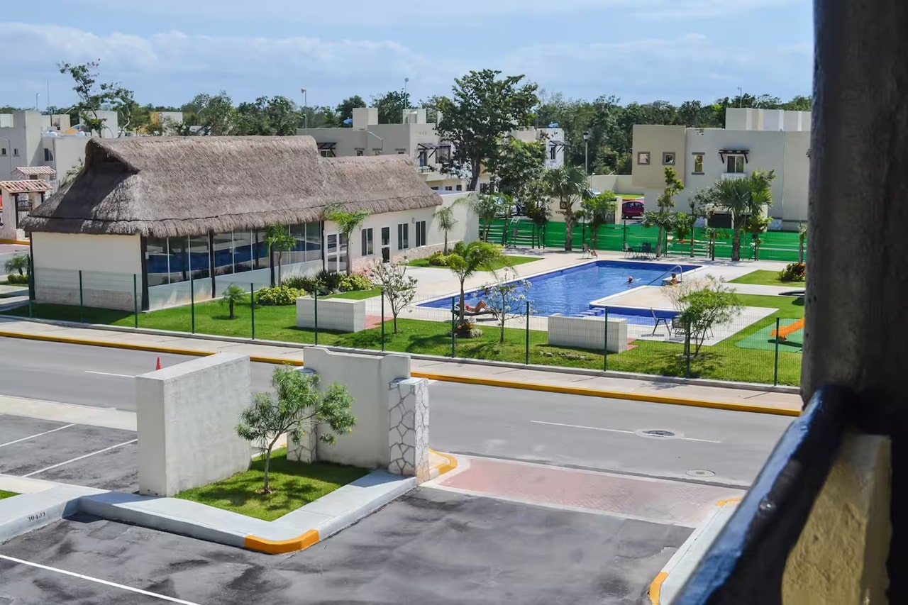 una casa club y una piscina en real amalfi playa del carmen