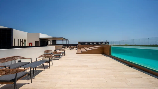 una alberca con solarium en musa del carmen