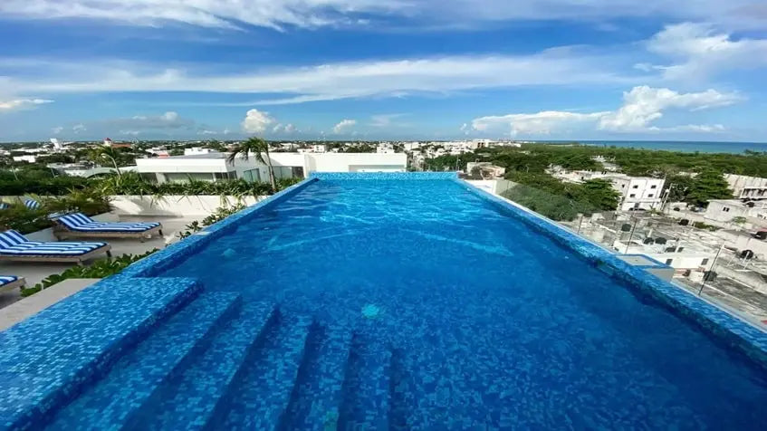 una alberca en una terraza con vista al mar en condo xifra playa del carmen