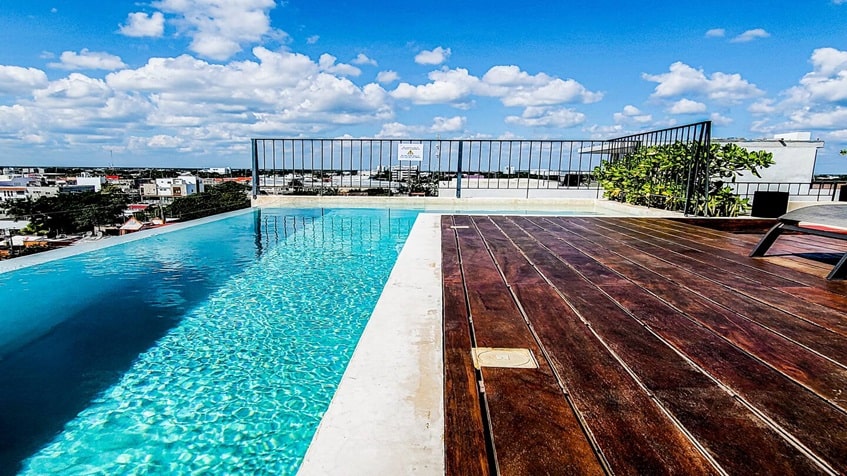 una alberca con vista a la ciudad en habanero condo playa del carmen