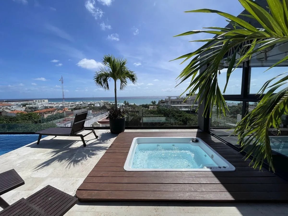 una alberca, un jacuzzi al aire libre en a perfect place playa del carmen