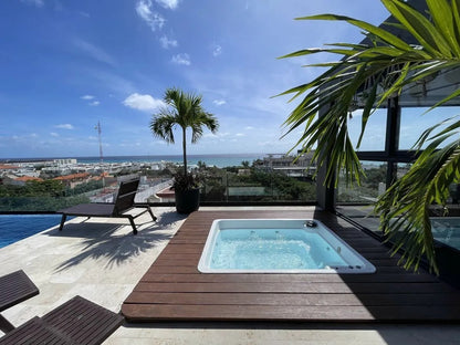 una alberca, un jacuzzi al aire libre en a perfect place playa del carmen