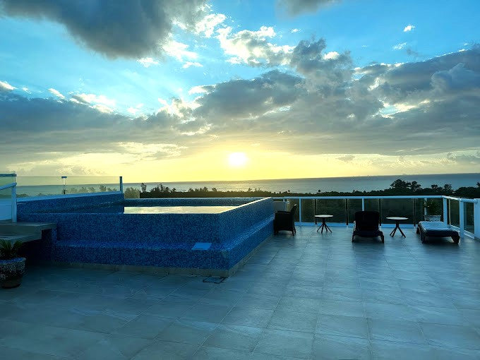 una alberca en la terraza con vista al mar en bianco playa del carmen