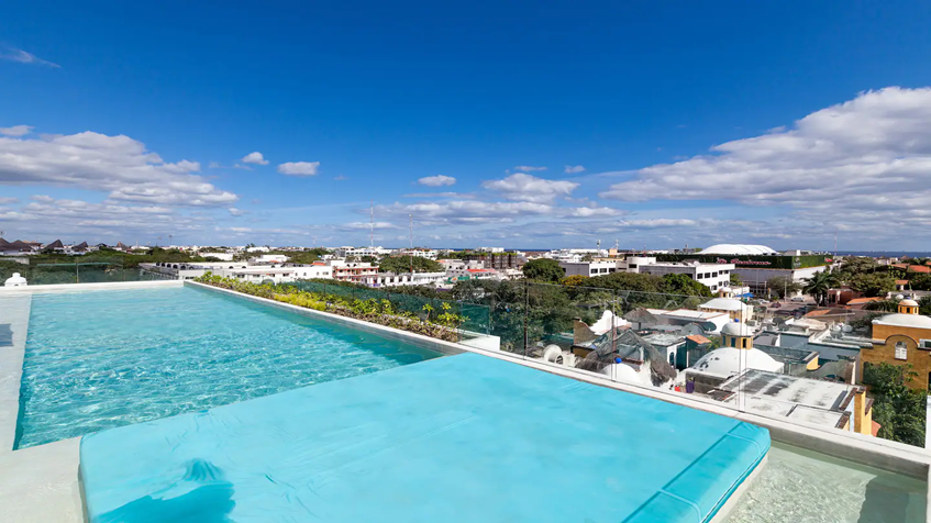 una alberca con vista a la ciudad en anah condos playa del carmen