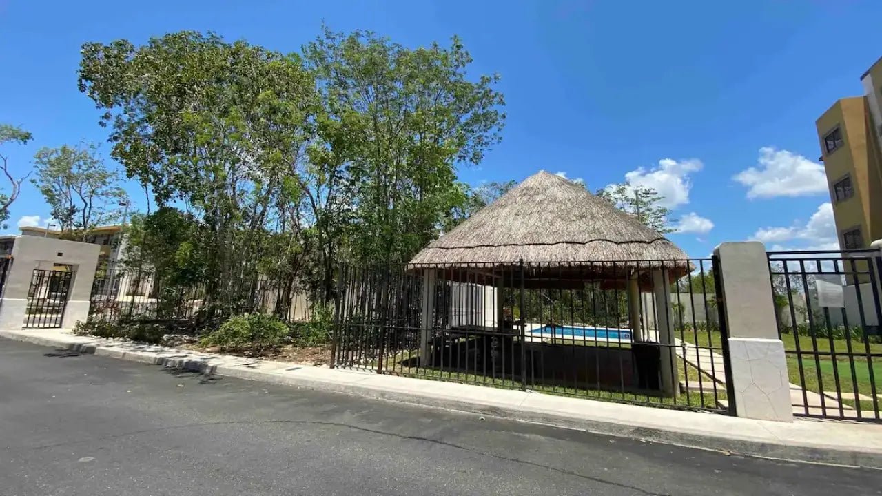 fachada de una entrada principal en contoy mayakoba playa del carmen