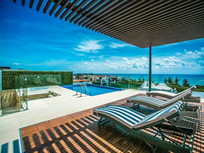 un area de camastros con vista al mar en menesse on the beach playa del carmen