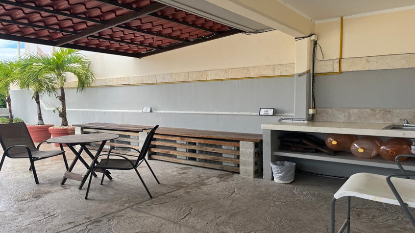 un area de terraza con una mesa en siena suites playa del carmen