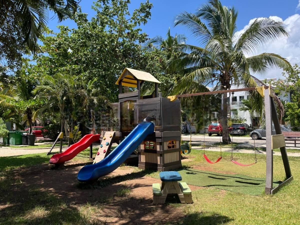 un area de juegos al aire libre para niños en privanza del mar playa del carmen