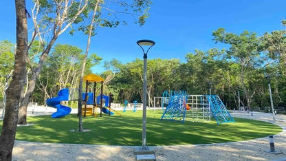 un area de juegos para niños con jardines grandes en contoy mayakoba playa del carmen