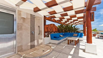 un area lounge con sofas y sombrillas en horizonte 34 playa del carmen