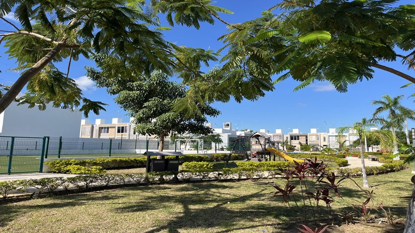 una zona de areas verdes cercada en portoalto playa del carmen