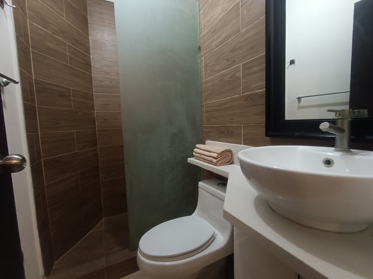 un baño con una ducha en real amalfi plaua de carmen