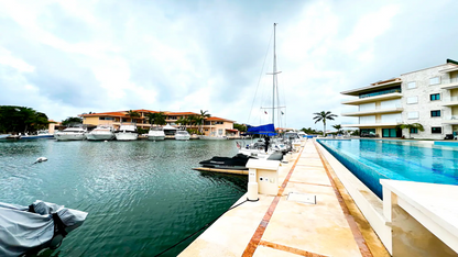 una bahia con yates en marina mia puerto aventuras