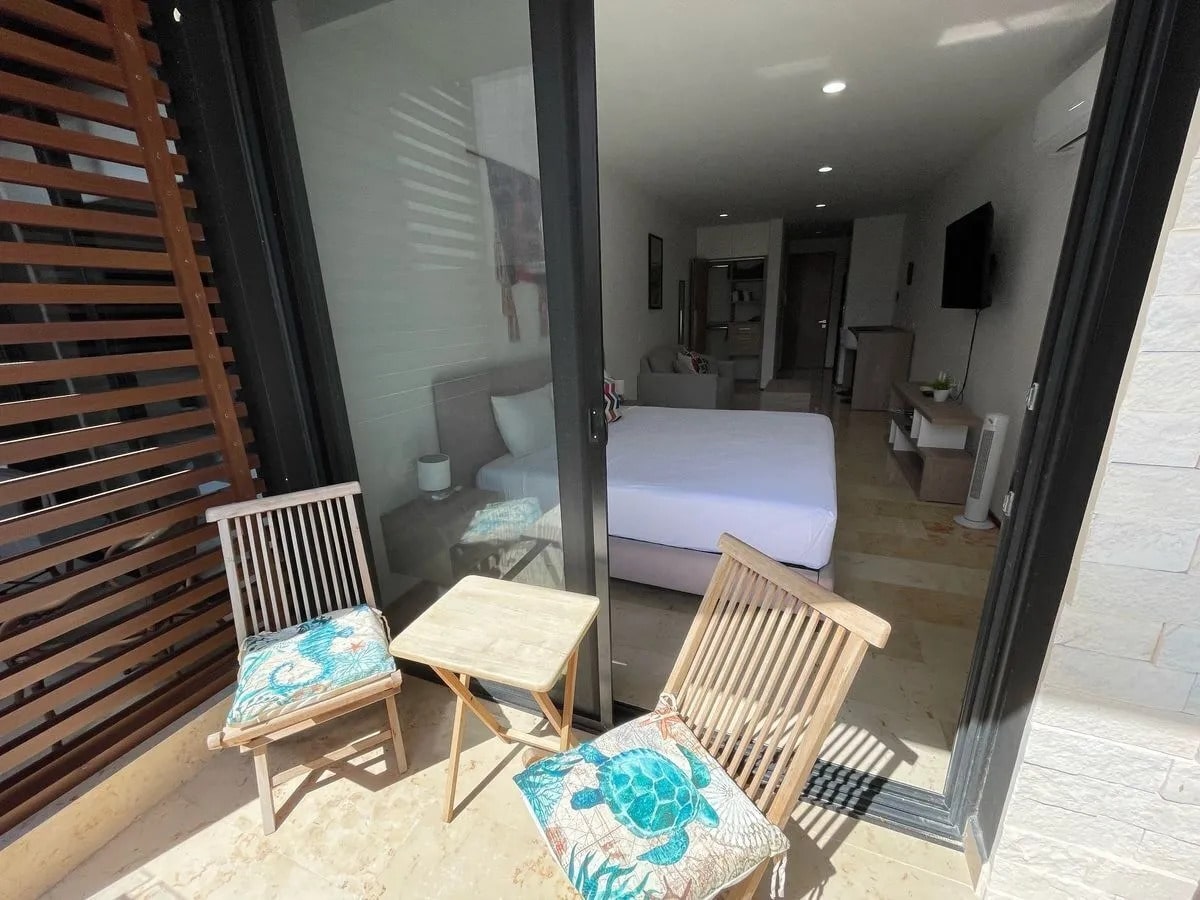 un balcon y 2 sillas en a perfect place playa del carmen