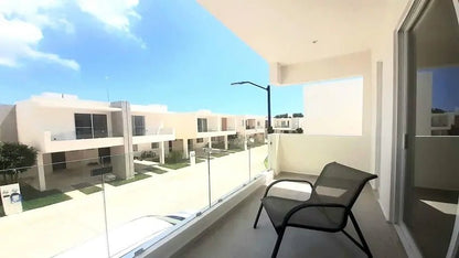 un balcon con vista al exterior en selvanova playa del carmen