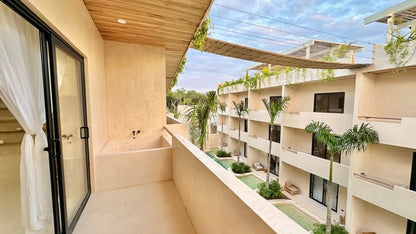 un balcon con vista al plunge pool en cocay tulum