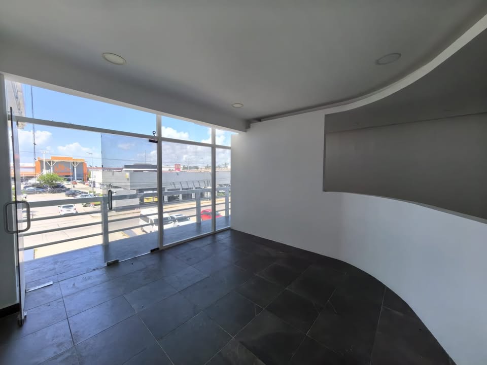 una entrada principal con vista al centro comercial en plaza yamaha playa del carmen