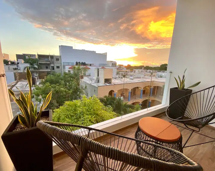 un balcon con vista al atardecer en tzalam residences playa del carmen