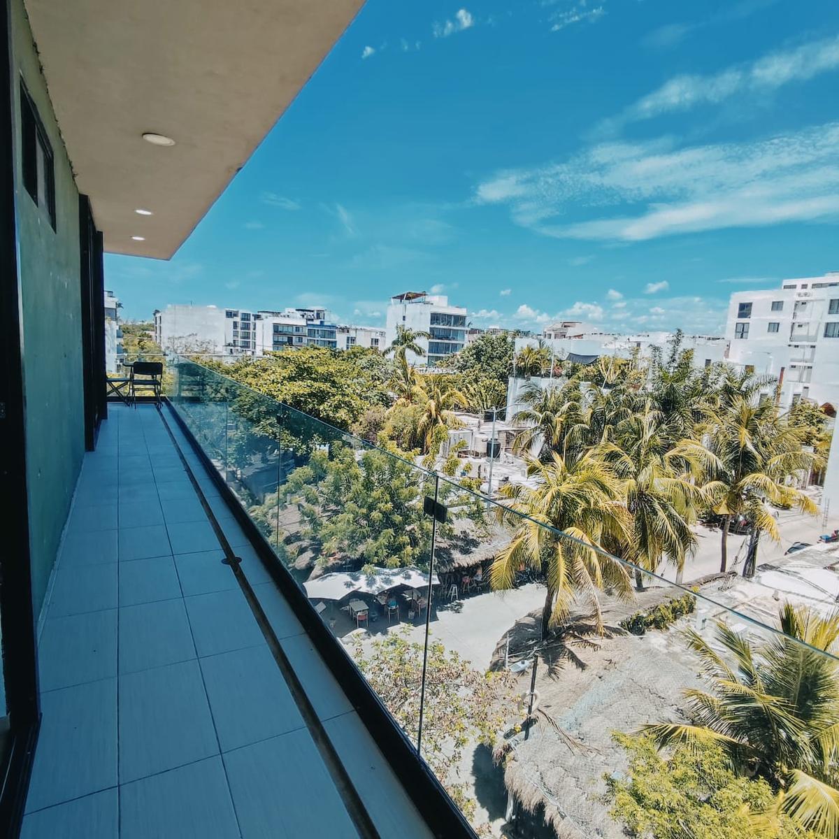 un balcon con vista a la 5ta avenida en macondo 5ta avenida playa del carmen