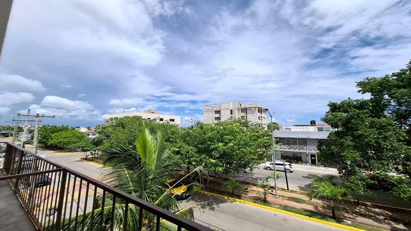 un balcon con vista a la calle en siena suites playa del carmen