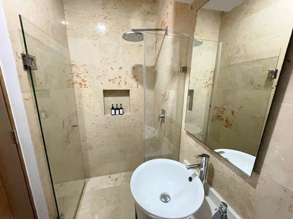 un baño completo y un lavamanos en a perfect place playa del carmen