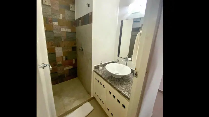 un baño completo con un lavamanos en mayalun playa del carmen