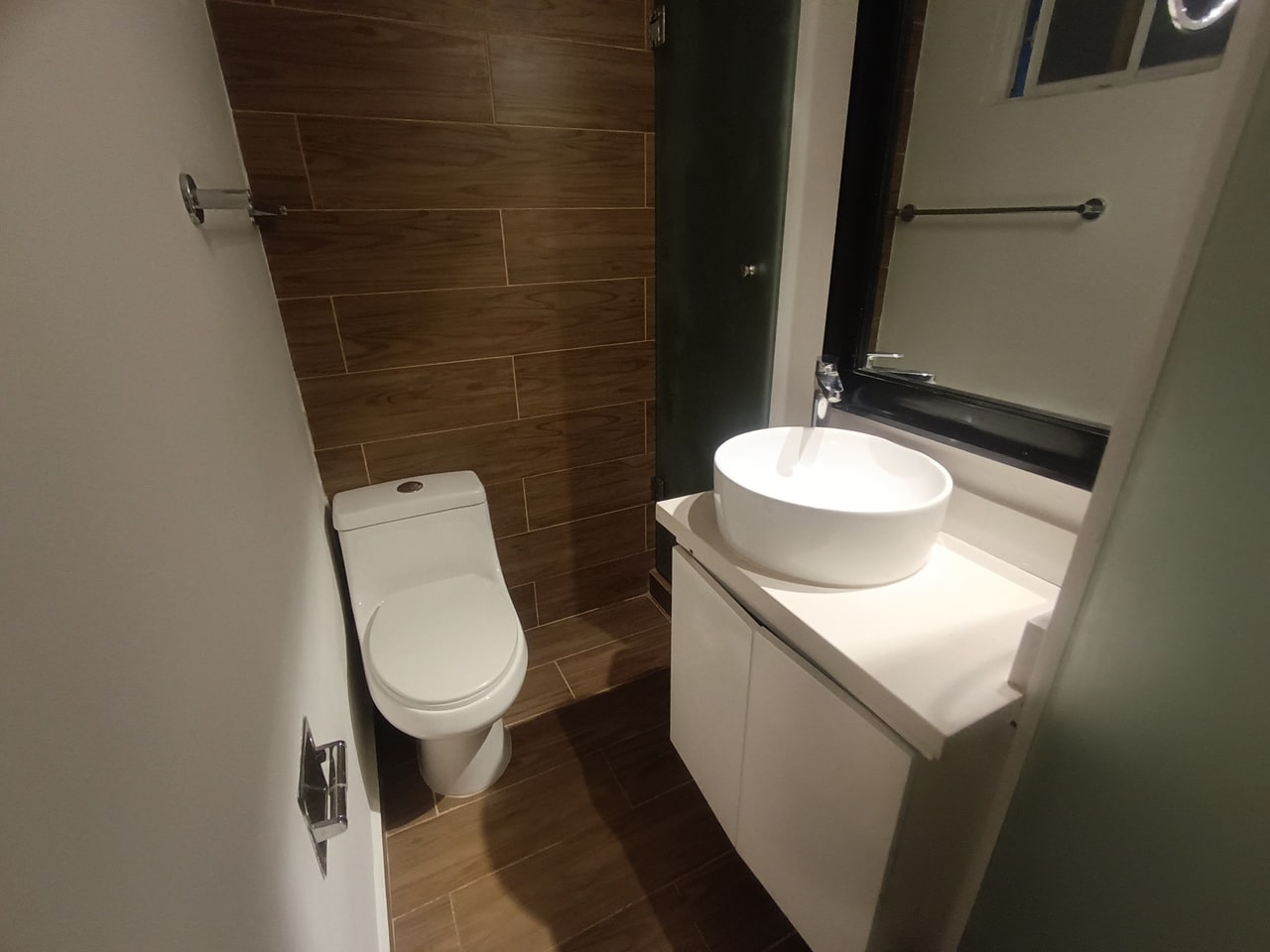 un baño, un lavamanos y un espejo grande en real amalfi playa del carmen