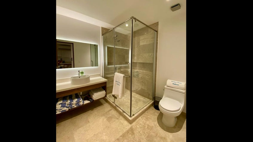 un baño completo con una ducha en ipana condos playa del carmen