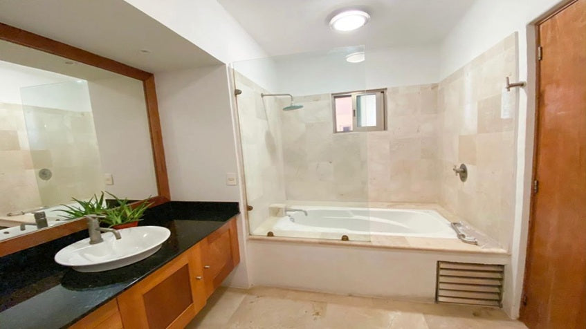 un baño y un jacuzzi en marina puerto aventuras