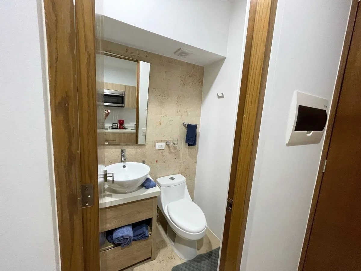 un baño completo con un excusado y un lavamanos en a perfect place playa del carmen