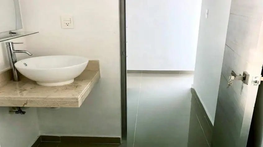 un baño con un lavamanos en condo uxmal playa del carmen