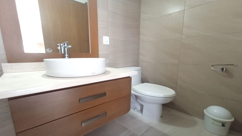 un baño y un lavamanos en mendaya suites playa del carmen