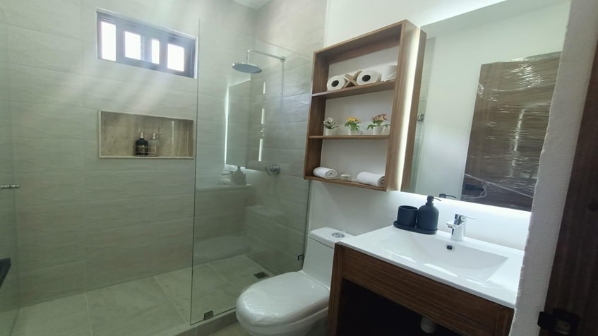 un baño con una ducha y un excusado en vanessa 20 playa del carmen