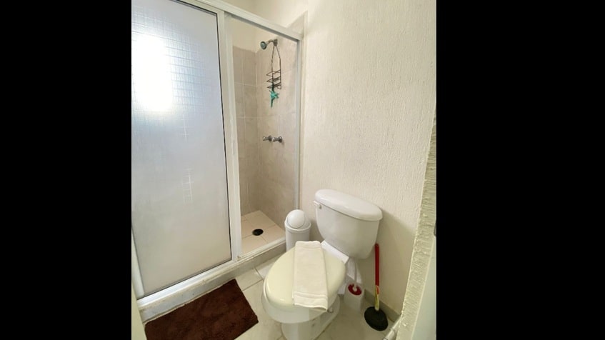 un baño completo con una ducha  en paseo los olivos playa del carmen