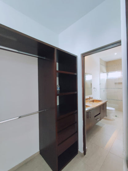 un closet de madera abierto y un baño en residencial playa magna playa del carmen