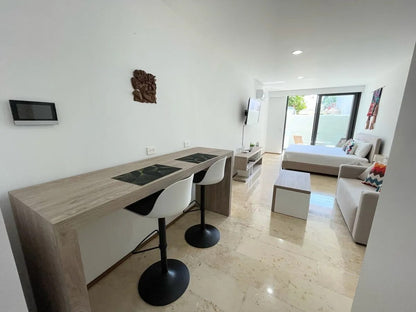 una barra desayunadora y una cama king size en a perfect place playa del carmen