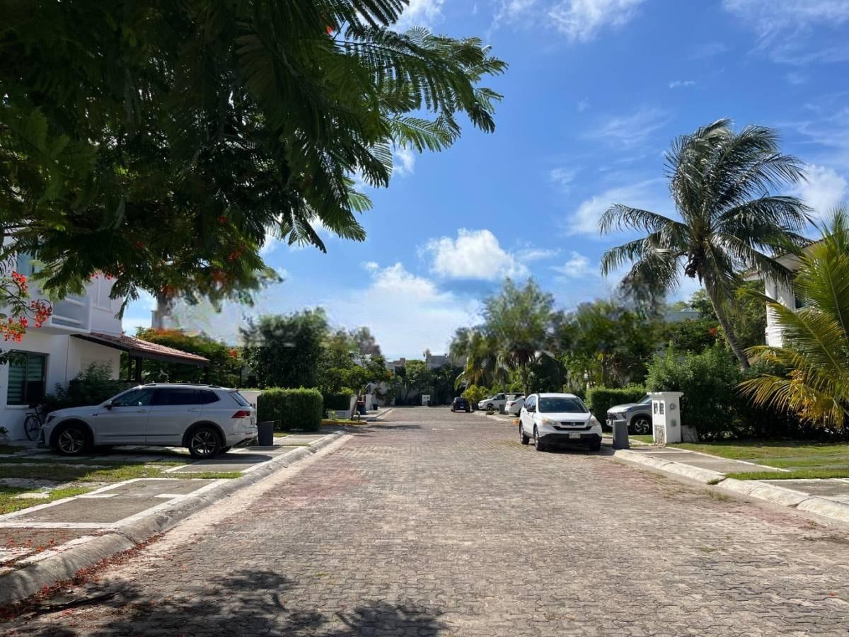 una calle al aire libre con varias casas en privanza del mar playa del carmen