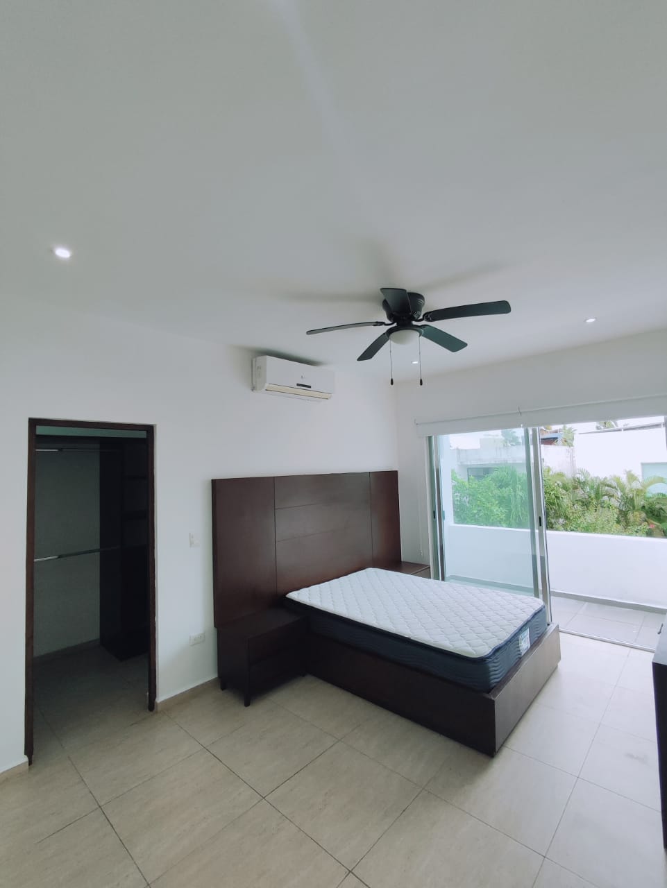 una cama secundaria con balcon en residencial playa magna playa del carmen