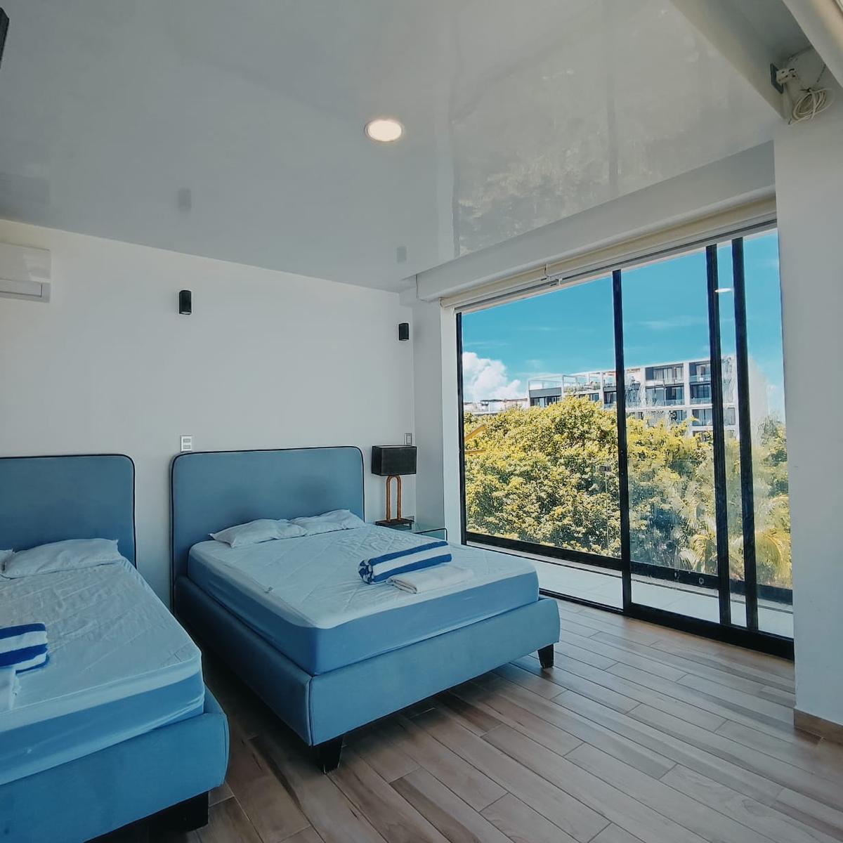 una recamara con 2 camas individuales en macondo 5ta avenida playa del carmen