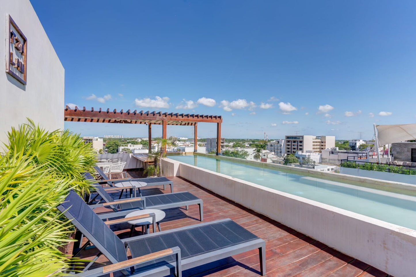 un area de terraza en tzalam residences