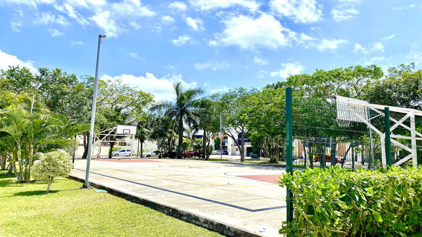 una cancha de basketball en real del sol playa del carmen