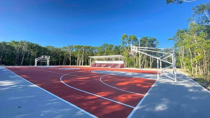 una cancha de basquetball en contoy mayakoba playa del carmen