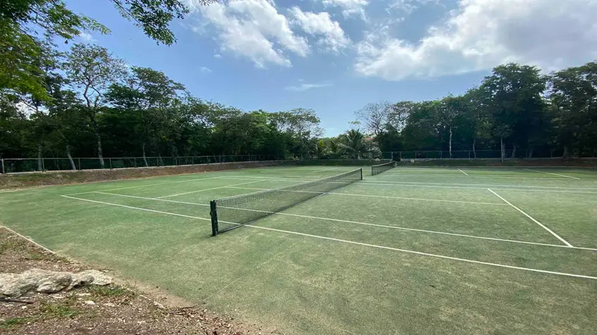 una cancha de tenis en residencial selvamar-playa-del-carmen