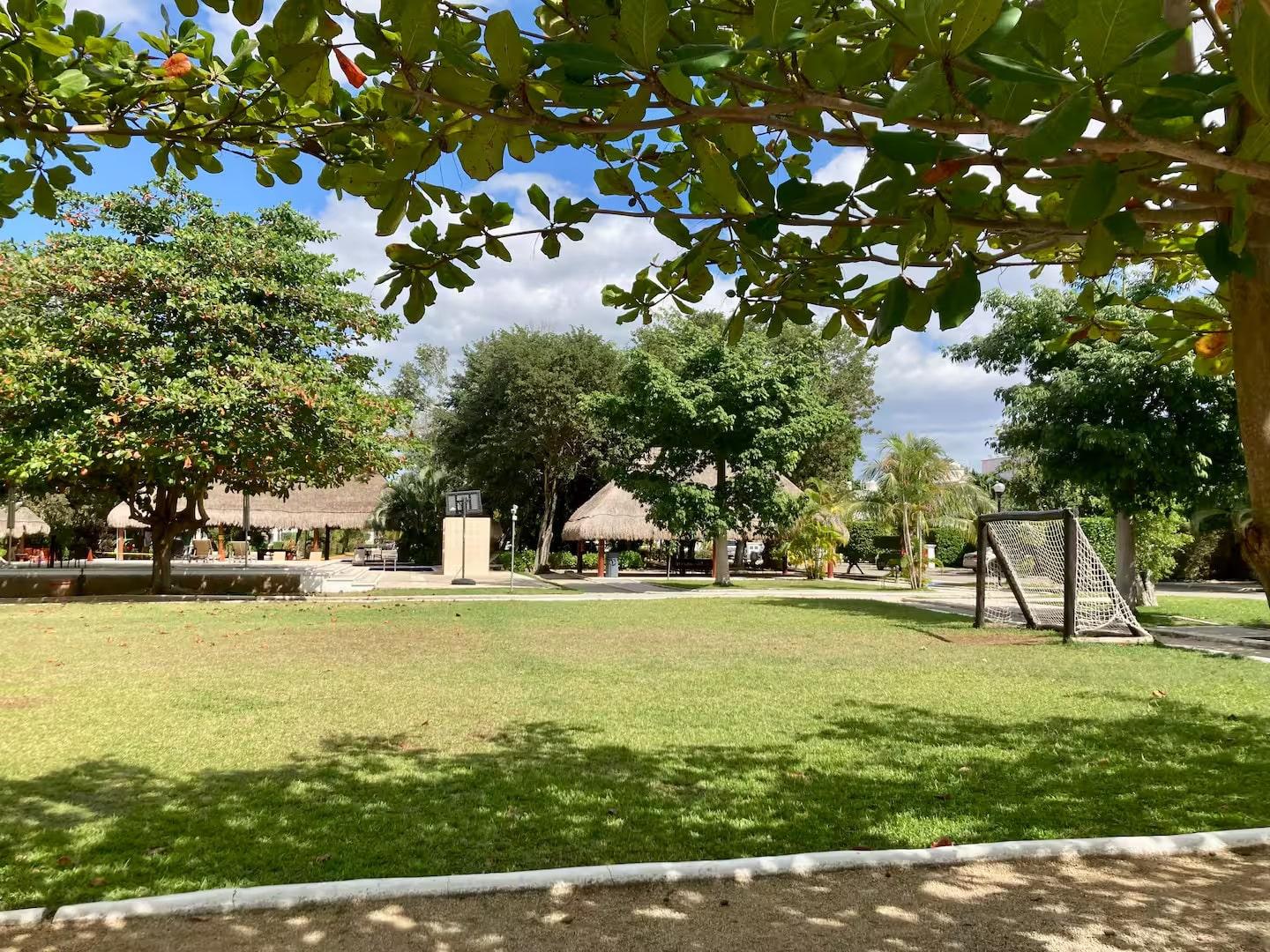 una cancha de futbol grande en privanza del mar playa del carmen